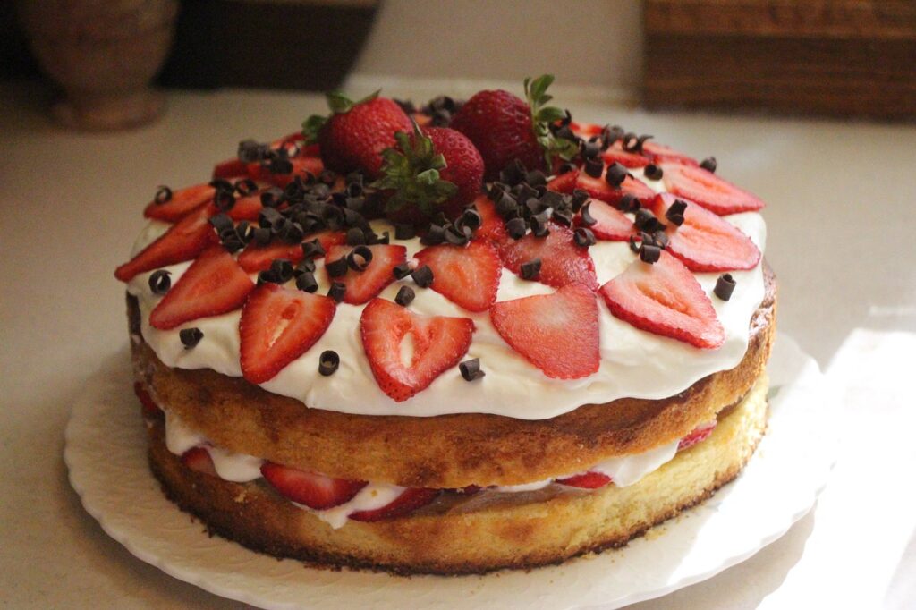cake, delicious, food, nature, dessert, torte, strawberries, blueberries, breakfast, fresh, eat, tasty, summer, kitchen, bake, fruit